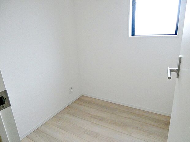 【テレワークルーム2帖】 独立した室内は仕事や趣味のスペースとして活躍します！  