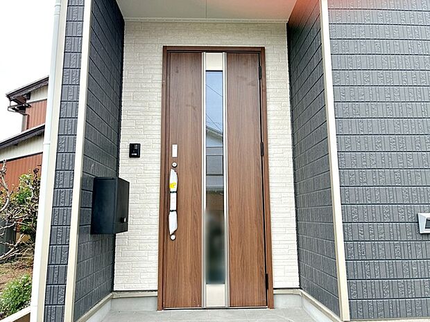 【玄関】 雨の日の出入りも濡れにくい玄関ポーチ 