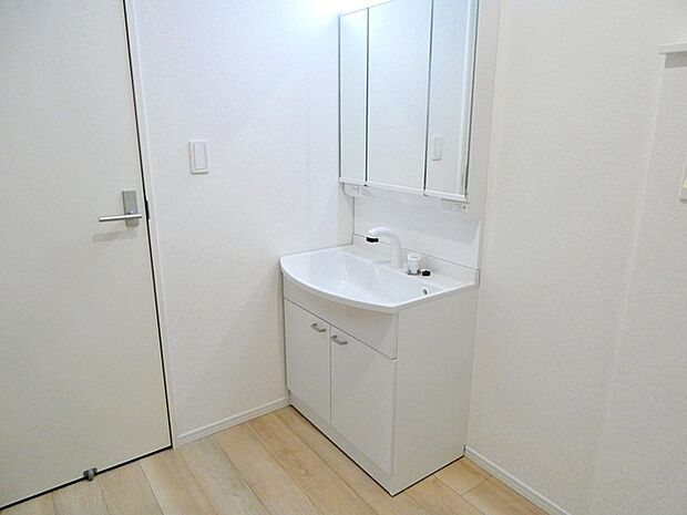 【洗面台】 洗面台の三面鏡の裏には収納があるので、見られたくないものの収納に便利 