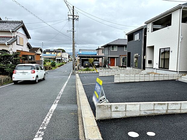 前面道路：南西側約6ｍ幅。車通りが少なく、駐車が苦手な方でも安心の道路幅です 