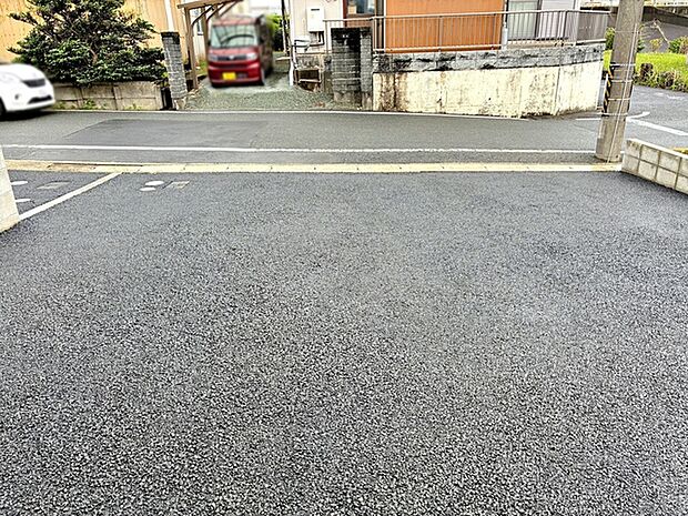 駐車場は2台分を確保、並列で駐車できます。 