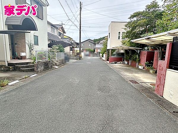静かな住宅街で、車の出入りもスムーズです。