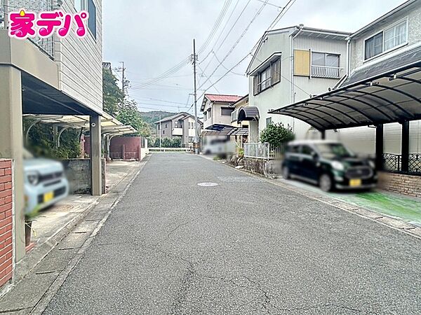 前面道路と敷地に高低差がなく、お車の出入庫もスムーズに行えます。