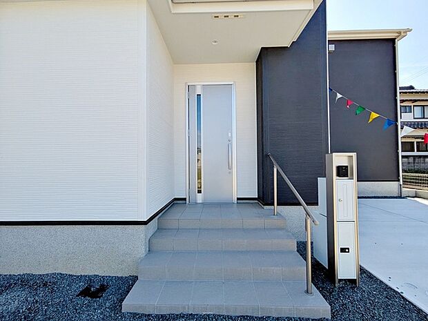 【玄関】 玄関が深い位置にあるので雨に濡れることなく身支度ができます 