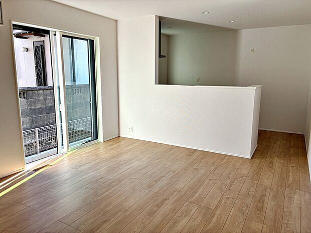 【リビング15帖】 沢山の光が差し込む明るいリビングは、開放的で心地よい空間です。自然と家族が集まり幸せな時間が流れます。 