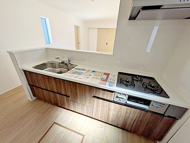 【キッチン】 対面式で、キッチンで作業しながらお子様を安心して見守れます。 