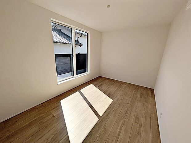 【洋室7.2帖】 バルコニーに続く大きな窓があり、洗濯物やお布団などをそのまま部屋に取り込むことができます。