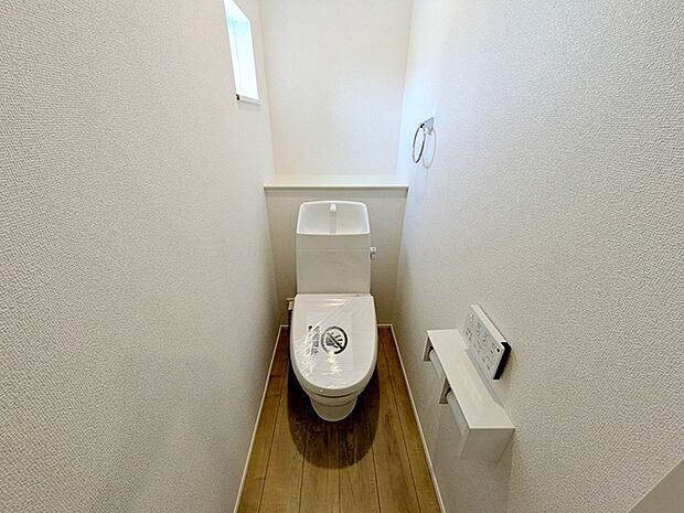 【トイレ】 各フロア1カ所ずつシャワー機能付トイレを設置しており、忙しい朝の混雑も解消！ 