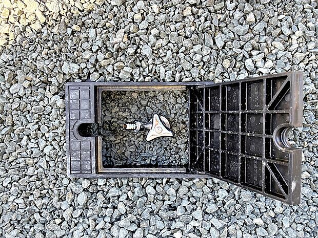 玄関横には散水栓が設置されています！お庭の水撒き、洗車、お掃除、お子様の水遊びなど便利です！  