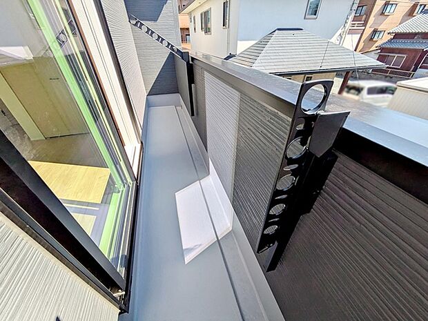 【バルコニー】 横長のバルコニーで、洗濯物に日差しが降り注ぎ、よく乾きそうです。