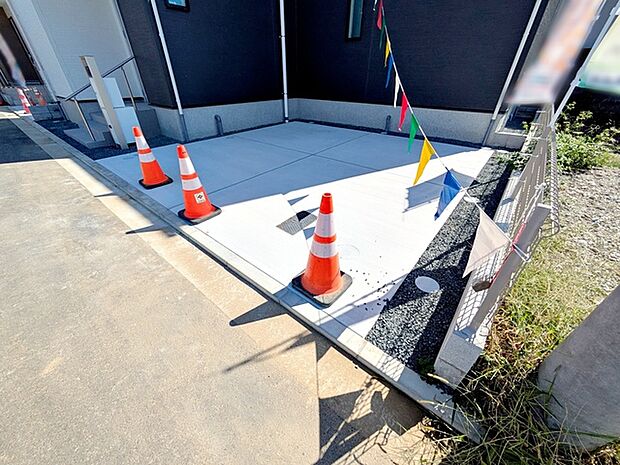 並列2台駐車可能なゆとりあるカースペース。目の前が駐車場だと雨の日も大量にお買い物をした時も便利 