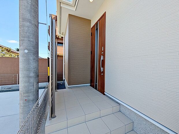 庇があり、雨にも濡れにくい玄関ポーチ 