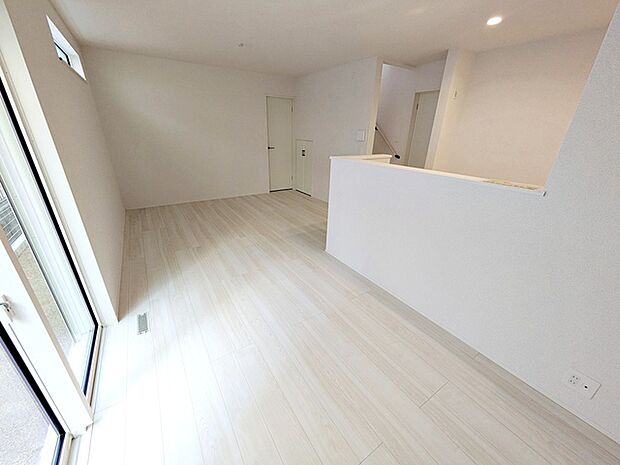 【リビング15帖】 沢山の光が差し込む明るいリビングは、開放的で心地よい空間です。自然と家族が集まり幸せな時間が流れます。 