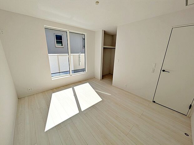 【洋室7帖】 大きなベッドを置いてもゆったり過ごせるプライベート空間です。ウォークインクローゼットも付いてます！