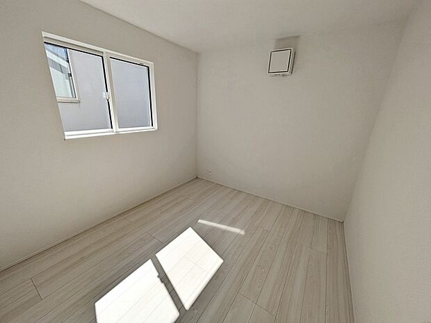 【洋室5.2帖】 腰窓で机や家具の配置がしやすい洋室5.2帖。子供部屋や書斎にもオススメです!