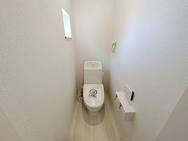 【トイレ】 各フロア1カ所ずつシャワー機能付トイレを設置しており、忙しい朝の混雑も解消!