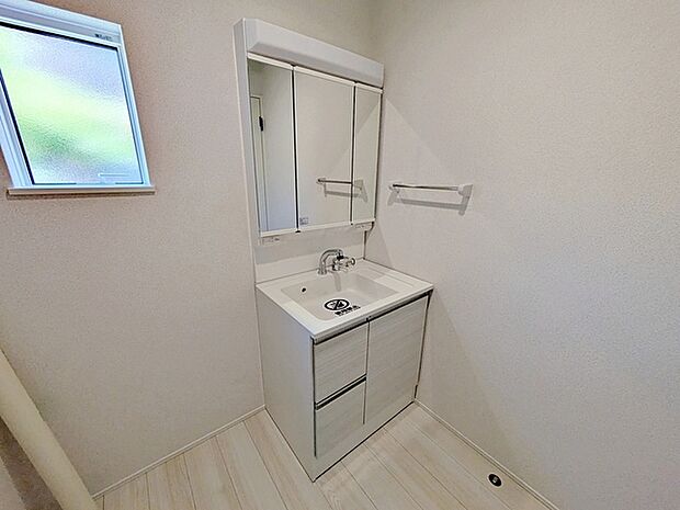 【洗面台】 洗髪・洗面・化粧などができる機能と収納スペースを一体化した洗面台です。 