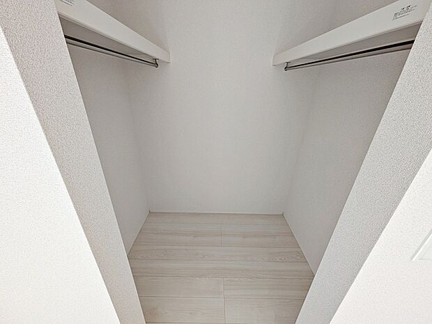 【ウォークインクローゼット】 ハンガーにかけた洋服、帽子やバッグ他収納した物を見渡すことができ整理整頓がしやすい!