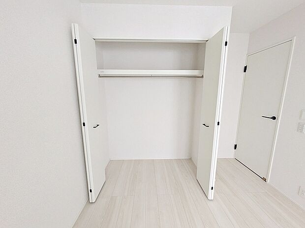 壁面クローゼットがあればタンスを置く必要がなく、出っ張りのないスッキリ空間を維持できます。  
