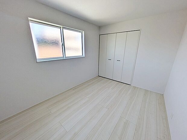 【洋室6帖】 全居室ペアガラスで断熱性・遮熱性があり結露が激減、保温・保冷効果で節電に繋がります。  