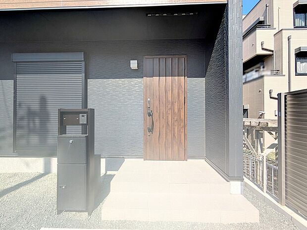 【玄関】 雨の日の出入りも濡れにくい玄関ポーチ 