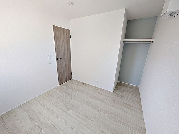 【洋室4.5帖】 お子様の一人部屋に最適な居室です。クローゼット付きで自然とお片付けできる環境に！ 