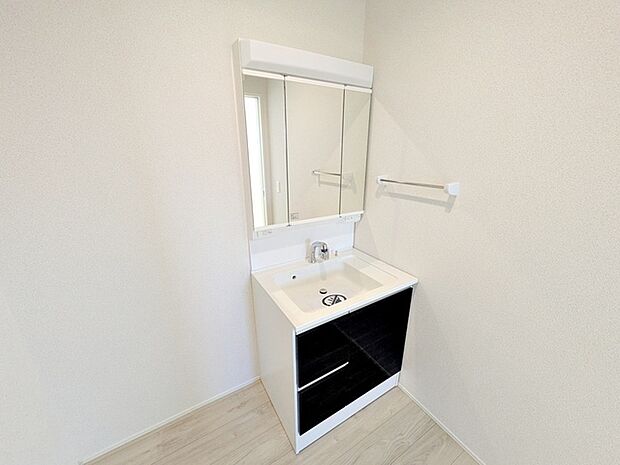 【洗面台】 洗面台の三面鏡の裏には収納があるので、見られたくないものの収納に便利 