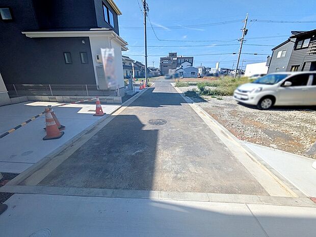 位置指定道路：約4ｍ幅。前面道路は車通り少ないのでお子様も安心して暮らせる環境です 
