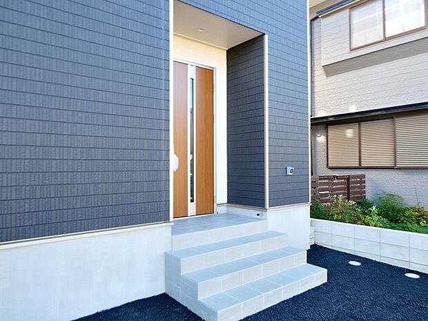 雨の日の出入りも濡れにくい玄関ポーチ 