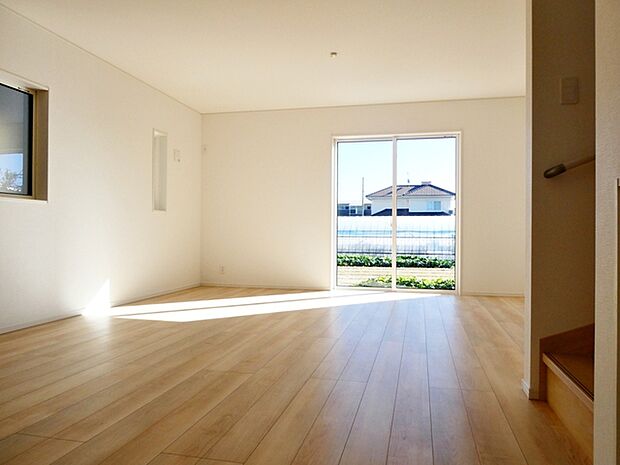 【リビング20帖】 温かみのあるナチュラルテイストのLDK。ダイニングセットを置いてもゆとりがあります！ 