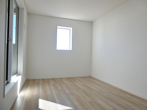 【洋室7帖】 主寝室です。二面採光で明るく、風通しも良好です。ご夫婦のくつろぎの場所として最適です！ 