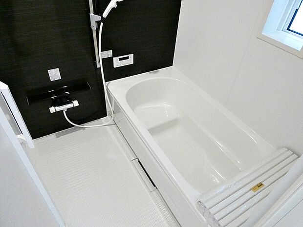 【浴室】 ゆったり入れる浴槽、一日の疲れを癒してくれるくつろぎのバスタイムを… 