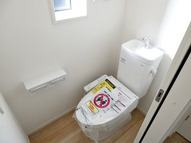 【トイレ】 多機能な温水洗浄便座付きでお掃除がしやすい、清潔なトイレです 