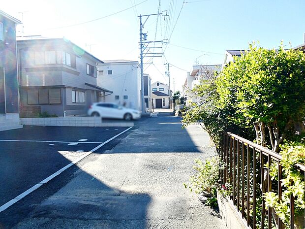 前面道路：北側約4ｍ幅、静かな住宅街で、車の出入りもスムーズです。