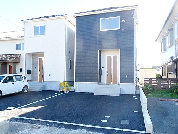 駐車スペースは2台分を確保！並列駐車が可能で車の出し入れもしやすく、運転の苦手な方にも安心です 