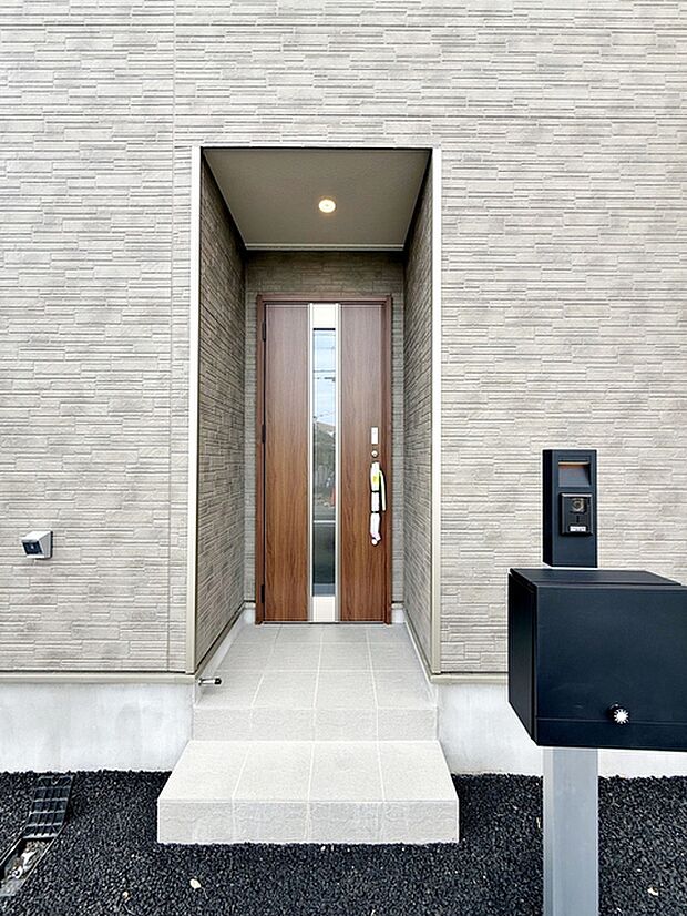 雨の日の出入りも濡れにくい玄関ポーチ 