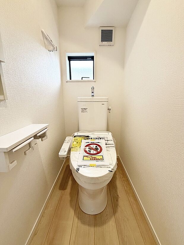 【トイレ】 1、2階共にシャワー機能付！小窓が付いている為換気もスッキリして頂けます。  