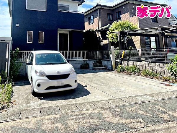 並列2台駐車可能なゆとりあるカースペース。目の前が駐車場だと雨の日も大量にお買い物をした時も便利