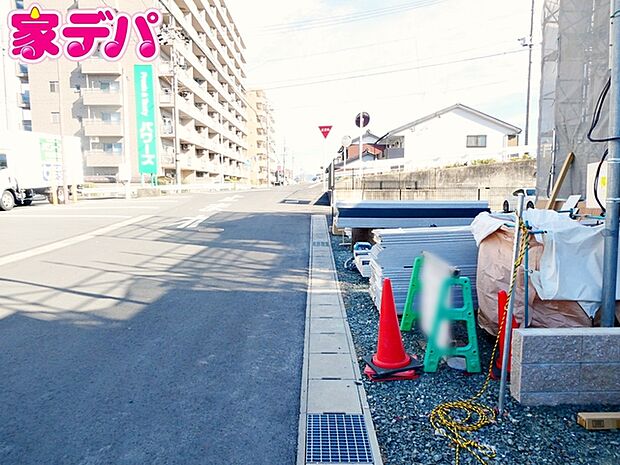 前面道路：北西側約6ｍ幅