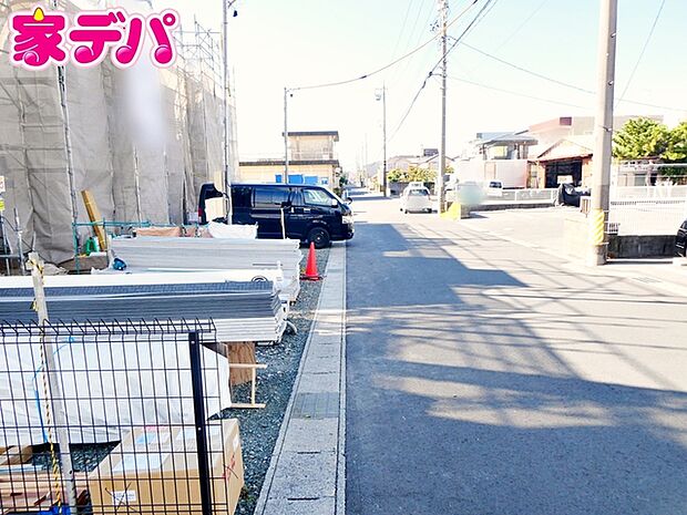 前面道路はゆとりの6ｍ!車通りが少なく、駐車が苦手な方でも安心の道路幅です 