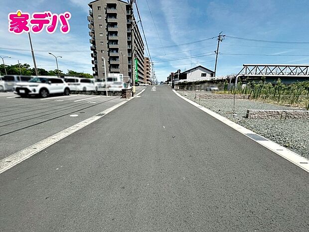 前面道路：北西側約6ｍ幅