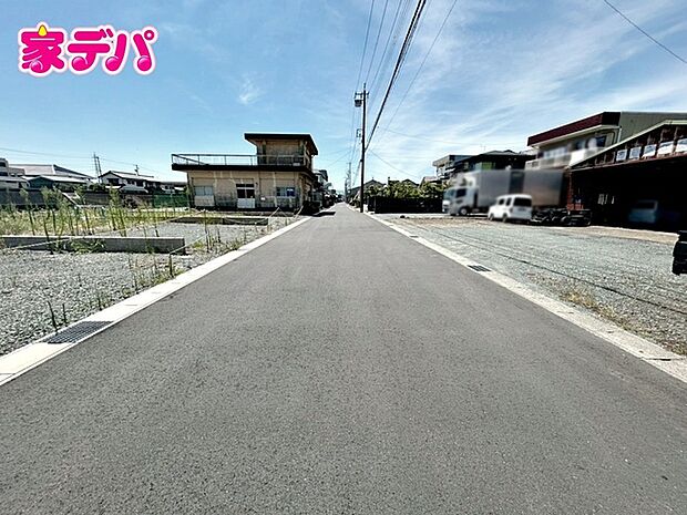 前面道路はゆとりの6ｍ!車通りが少なく、駐車が苦手な方でも安心の道路幅です 