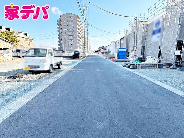 前面道路はゆとりの6ｍ!車通りが少なく、駐車が苦手な方でも安心の道路幅です 