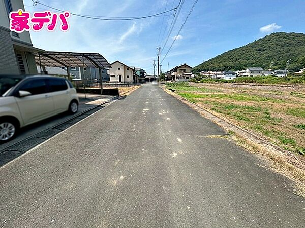 前面道路はゆとりの6ｍ!車通りが少なく、駐車が苦手な方でも安心の道路幅です