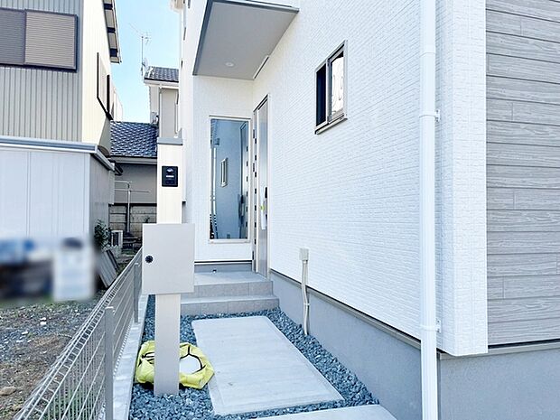 【玄関】 雨の日の出入りも濡れにくい玄関ポーチ