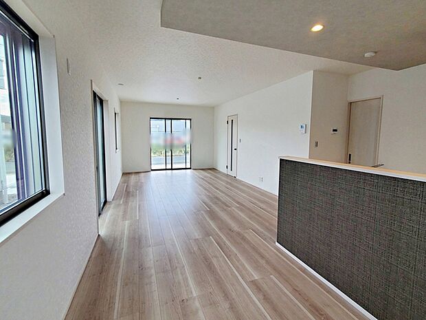 【施工例】のんびりくつろぐソファや、お食事を楽しむダイニングセットを置いても圧迫感はありません。