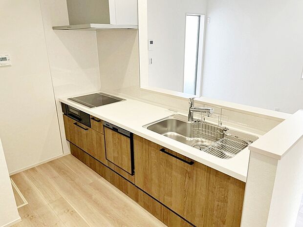 【キッチン】 小さなお子様にも目が届く、使い勝手の良い対面キッチンで楽しくお料理ができます！ 