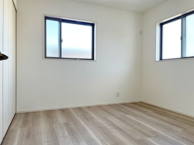 【洋室6.1帖】 2面採光で、晴れの日の日中はいつも明るい室内に。窓を開放すれば気持ちの良い風が入ります。