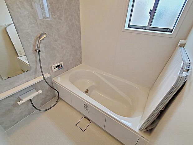 【施工例】防水性や保温性に優れたシステムバスルーム!洗い場と脱衣所の段差が少なくバリアフリー