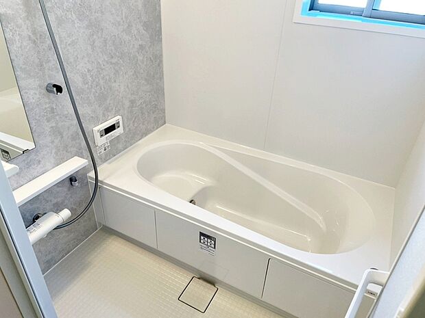 【浴室】 ゆったり入れる浴槽、一坪サイズのゆとりの空間。一日の疲れを癒してくれるくつろぎのバスタイムを…